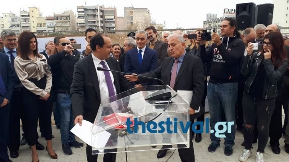 Καβγάς Σπίρτζη – δημάρχου Μενεμένης για το… μικρόφωνο στα εγκαίνια υπόγειας διάβασης (βίντεο)